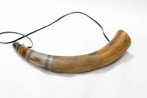 Corneta Vikinga Hecha a Mano con Cuerno Natural de Vaca y Buey, Diseño Simple de Trompeta con Motivos Nórdicos en Cuero por NS Overseas - Product Image 6