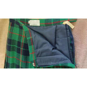Jupe écossaise plissée vert et bleu à carreaux modernes pour écolière, style kilt, fabriquée au Pakistan, 100 % laine - Product Image 3