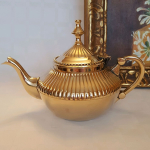 Théière en or poli sophistiquée avec un design côtelé moderne et une becquetée élégante. Disponible aux prix de gros. - Product Image 1