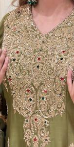 Robe Anarkali Traditionnelle Longue en Soie Vert Olive Brodé pour Femme, Style Indien et Pakistanais, Coupe Ample, Idéale pour Mariage - Product Image 5