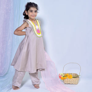 Kurti para Niñas en Color Morado Deslavado con Bordado y Dobladillo Acampanado, Vestido Tradicional para Fiestas al Mejor Precio - Product Image 4