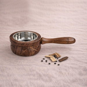 Brûleur à Bakhoor en bois sculpté avec poignée, motif croisé artisanal, avec coupelle en acier. Porte-encens en charbon de bois durable - Product Image 1
