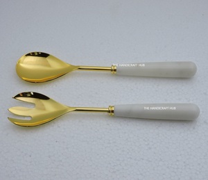 Servidor de ensalada decorativo con diseño único hecho a mano, mango de resina dorada, material de seguridad de alta calidad, tenedor para ensalada - Product Image 1