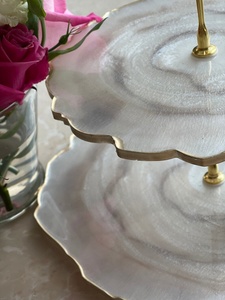 Support à gâteau élégant en résine, plateau de service rond pour boulangerie et usage domestique - Product Image 3
