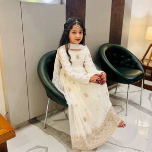 Robe élégante pour filles en vichitra blanc brodée avec un dupatta à bordure en dentelle - Product Image 1