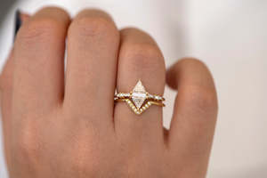 Bague de fiançailles pour femme en or massif 14 carats avec diamant taillé en triangle, style minimaliste, certifiée IGI - Product Image 4