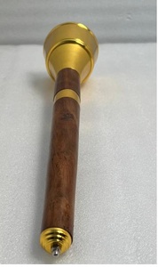 Torche décorative en aluminium et bois avec finition dorée pour la décoration extérieure de jardins, mariages et entrées de complexes hôteliers - Product Image 2