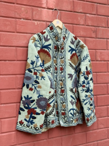 เสื้อแจ็คเก็ตผ้าฝ้ายปักลายซูซานีแบบดั้งเดิม ทำมือ 100% สีเขียวเซจ ลายดอกไม้ สไตล์โบฮีเมียน สำหรับผู้หญิง เสื้อคลุมฤดูหนาว - Product Image 2