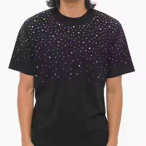 Camiseta de Manga Corta para Hombre, Negra, Estilo Vintage, Holgada, con Estampado Puff, Pedrería, Lavado Ácido, Secado Rápido - Product Image 2