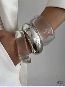 Pulsera de acrílico transparente más vendida a precio asequible, pulsera de resina transparente de diseño personalizado al por mayor para tallas grandes en venta - Product Image 5