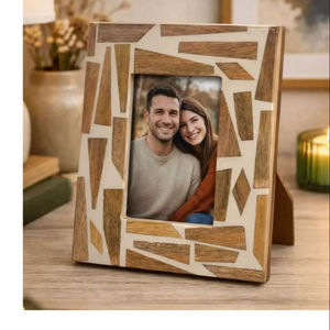 Cadre photo mural en résine ondulée blanc mat Serene, 100 % fait main, imprimé en typographie 3 couleurs - Product Image 1