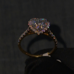 Anillo de compromiso de moissanita con corte de corazón, plata de ley 925, con halo de circonitas. - Product Image 3