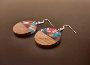 Boucles d'oreilles pendantes rustiques en résine et bois faites à la main MN EXPORTS, bijoux artisanaux naturels, accessoires de mode, cadeau pour femme, idéal pour les fêtes - Product Image 5