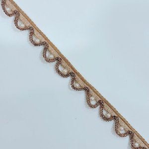 Ribete de encaje Zari dorado vintage hecho a mano por Conifer con lentejuelas y gotas de perlas para coser vestidos - Product Image 3