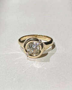 Anillo Espiral Moderno de Oro Amarillo de 14K/18K con Diamantes Redondos, Anillo de Compromiso con Diamantes Laterales, Joyería Minimalista de Lujo para Mujer - Product Image 4