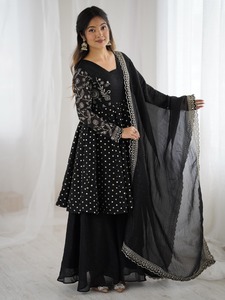 Ensemble haut et pantalon palazzo en soie Crunchi avec broderies et sequins, et dupatta, pour femme, tenue traditionnelle décontractée. - Product Image 2
