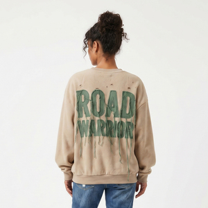 เสื้อสเวตเชิ้ตผู้หญิงทรงโอเวอร์ไซส์ แต่งลายปักแบบดิสเทรส ผ้าฟลีซโพลีเอสเตอร์ 100% ทรงไหล่ตก สไตล์สตรีทแวร์ เหมาะสำหรับออกกำลังกาย - Product Image 2
