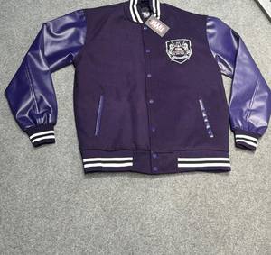 Veste universitaire unisexe de luxe noire et marine avec manches en similicuir, col montant et logo frontal - Product Image 4