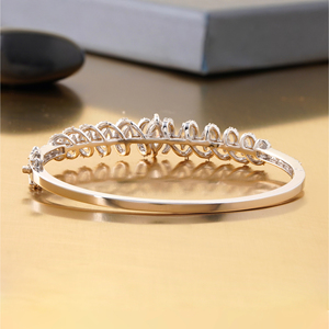 กำไลข้อมือทองคำขาวและทองคำเหลือง 14K ประดับเพชรทรงมาร์คีส์ 2.69 กะรัต เพชรเพาะเลี้ยงในห้องปฏิบัติการ ประดับเพชรทรงลูกแพร์ธรรมชาติ รับรองโดย IGI - Product Image 4