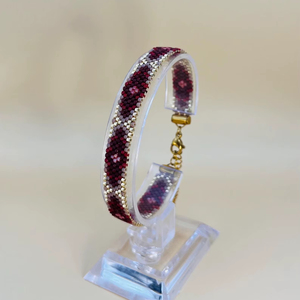 Bracelet perlé de style contemporain, moderne et coloré, article personnalisé d'usine - Product Image 1