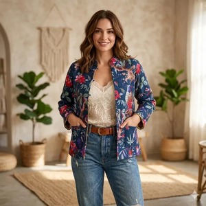 Veste d'hiver chaude pour femmes, en coton tricoté à la main en Inde, matelassée, réversible, à imprimé animal, style pull-over, blazer - Product Image 3