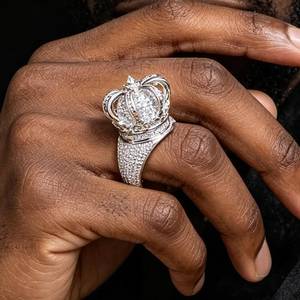 Bague Couronne Moissanite Sertie de Micro-Pavés, Bijou Hip Hop Unisexe - Product Image 1