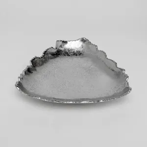 Plato Decorativo de Metal Hecho a Mano con Forma Irregular, Estilo Wabi Sabi Pulido, Color Sólido para Regalos - Product Image 1