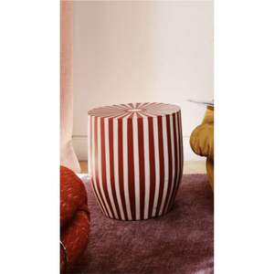 Table d'appoint en métal rayé artisanale, table latérale moderne en fer, table décorative ronde sur piétement, table tambour rouge et blanche, table en métal - Product Image 1