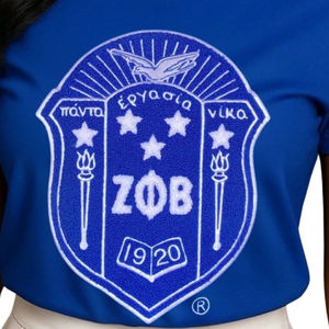 เสื้อยืด Zeta Shield Chenille สีน้ำเงิน ปักลายสีขาว ตราสัญลักษณ์ชมรม ชุดนักศึกษา ผ้าฝ้าย ลายปักสำหรับผู้หญิง - Product Image 5