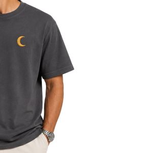 เสื้อยืดโอเวอร์ไซส์สีเทาเข้มสำหรับผู้ชาย ปักโลโก้รูปพระจันทร์ตามสั่ง ผ้าคอตตอนหนา สตรีทแวร์ คอกลม แขนสั้น สวมใส่สบายทรงหลวม - Product Image 4