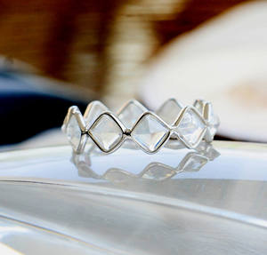 Anillo de eternidad con piedra lunar arcoíris en plata de ley 925 - Product Image 4