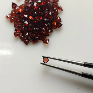 ควอตซ์สโมคกี้สีแดงธรรมชาติ ขนาด 3 มม. ทรงทริลเลียนคัท คุณภาพดีที่สุด ปรับขนาดได้ตามต้องการ พลอยเม็ดเดี่ยวสำหรับทำเครื่องประดับ - Product Image 3