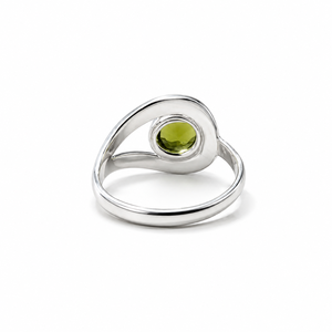 Bague en argent 925 artisanale avec pierre de péridot naturelle taille ronde, style minimaliste ondulé, pour mariage - Product Image 5