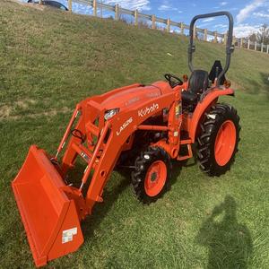 Tracteur compact Kubota L3902 diesel avec chargeur et pelle arrière, idéal pour les travaux sur le terrain, moteur durable. - Product Image 5