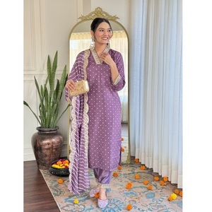 Ensembles Kurti pour femmes très demandés avec pantalon et dupatta couleur oignon à imprimé numérique, en viscose Chanderi coupe droite - Product Image 1