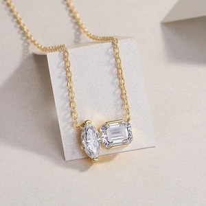 Colgante de Diamante Moissanite de Diseño Único y Moderno para Mujer, Ligero y Cómodo de Usar, Disponible para la Venta - Product Image 3