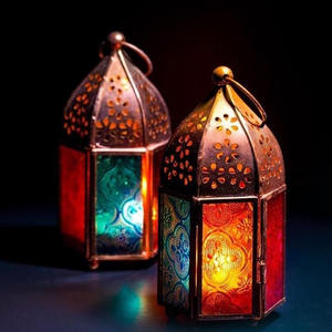 Farol Metálico de Lujo Hecho a Mano, Ecológico y Resistente al Calor con Paneles de Vidrio para Decoración Navideña Interior/Exterior del Hogar - Product Image 1