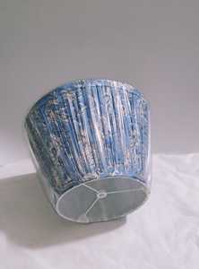 Nueva llegada: Pantalla cilíndrica de tela Ikat azul y blanca con compatibilidad con casquillo E27 y anillos inferiores de hierro resistentes para lámpara de mesa. - Product Image 4