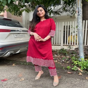 Conjunto de Kurta y Pantalón VASTRA COTTAGE Rosa con Bordado, Mangas Tres Cuartos, Traje Étnico Elegante para Mujer - Product Image 1
