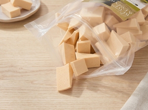 [K-ESSENTIALS] Éponge de maquillage triangulaire jetable hygiénique beige en vrac pour fond de teint - Product Image 4