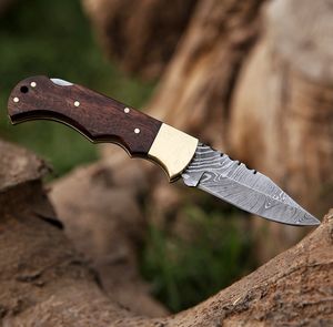Cuchillo Plegable de Acero de Damasco con Mango de Madera, Hoja con Punta Caída y Borde Dentado, Cuchillo de Caza - Product Image 1