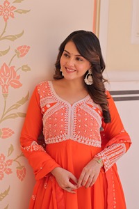 Nouvelles robes Anarkali Salwar Kameez traditionnelles indiennes pour femmes, en georgette, richement brodées de sequins et de perles, pour mariage - Product Image 5