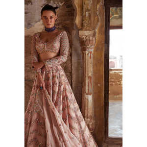 Vestido de Novia de Diseñador, Hermoso Lehenga Choli con Intrincado Trabajo de Hilo Zari y Espejo de Papel - Product Image 5