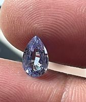 Zafiro azul natural tallado en forma de pera, piedra de color azul claro. Zafiro calentado. Zafiro azul certificado.