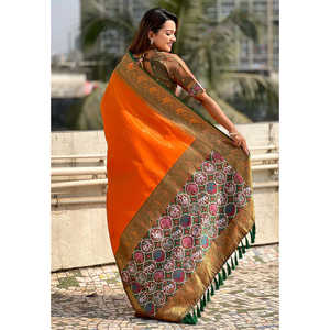 Sari Patola en tissu pur orange Elite Weaves, tissé Zari, avec des tissages contrastés pour robes de cocktail - Product Image 3