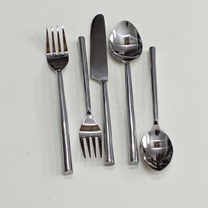 Ensemble de couverts à poignée ronde polie en métal forgé à la main en acier inoxydable pour le réglage de la table comprend cinq pièces - Product Image 3