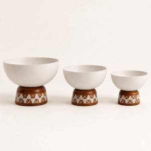 Ensemble de 3 bols en métal blanc chic avec socles en bois sculptés à motifs géométriques et incrustations en os, parfait pour la décoration de table et le service des aliments - Product Image 1