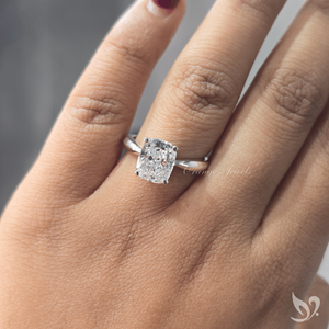Anillo de compromiso audaz de oro blanco de 10 quilates con diamante de laboratorio de 3 quilates de corte cojín alargado y tallo pellizcado, solitario. - Product Image 4