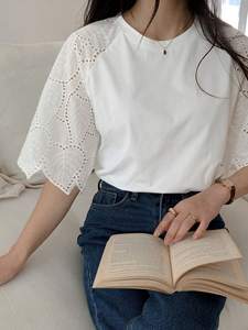 Camiseta Blanca con Mangas Raglán y Parches, Elegante Bordado Floral, Panel de Encaje Calado, Cuello Redondo, Blusas de Verano para Mujer, Proveedor - Product Image 3