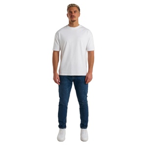 กางเกงยีนส์ผู้ชายทรงปกติสีน้ำเงินเข้มสไตล์ผ่อนคลายขาพร้อมรายละเอียดแบรนด์และการออกแบบที่สะดวกสบายบริการ OEM - Product Image 1